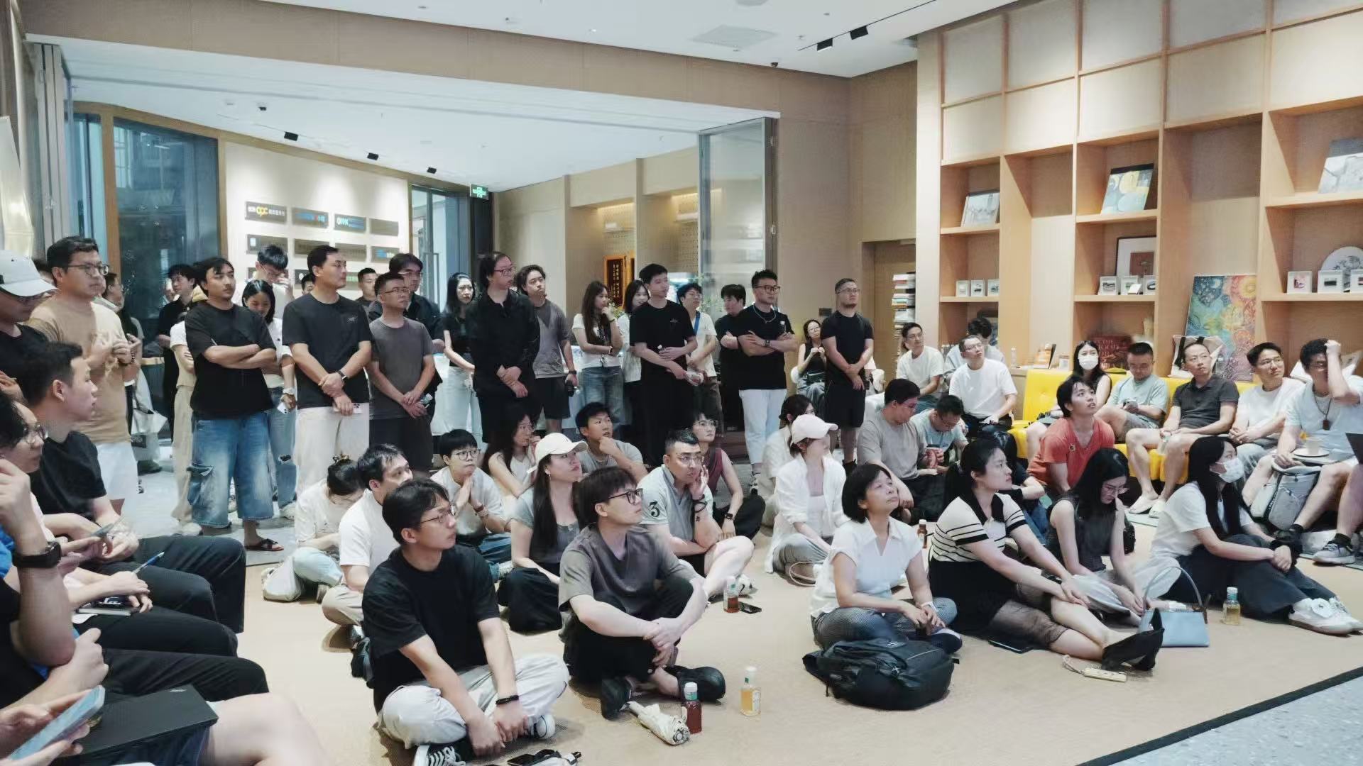 企業主與 Vivi 在交流現場討論