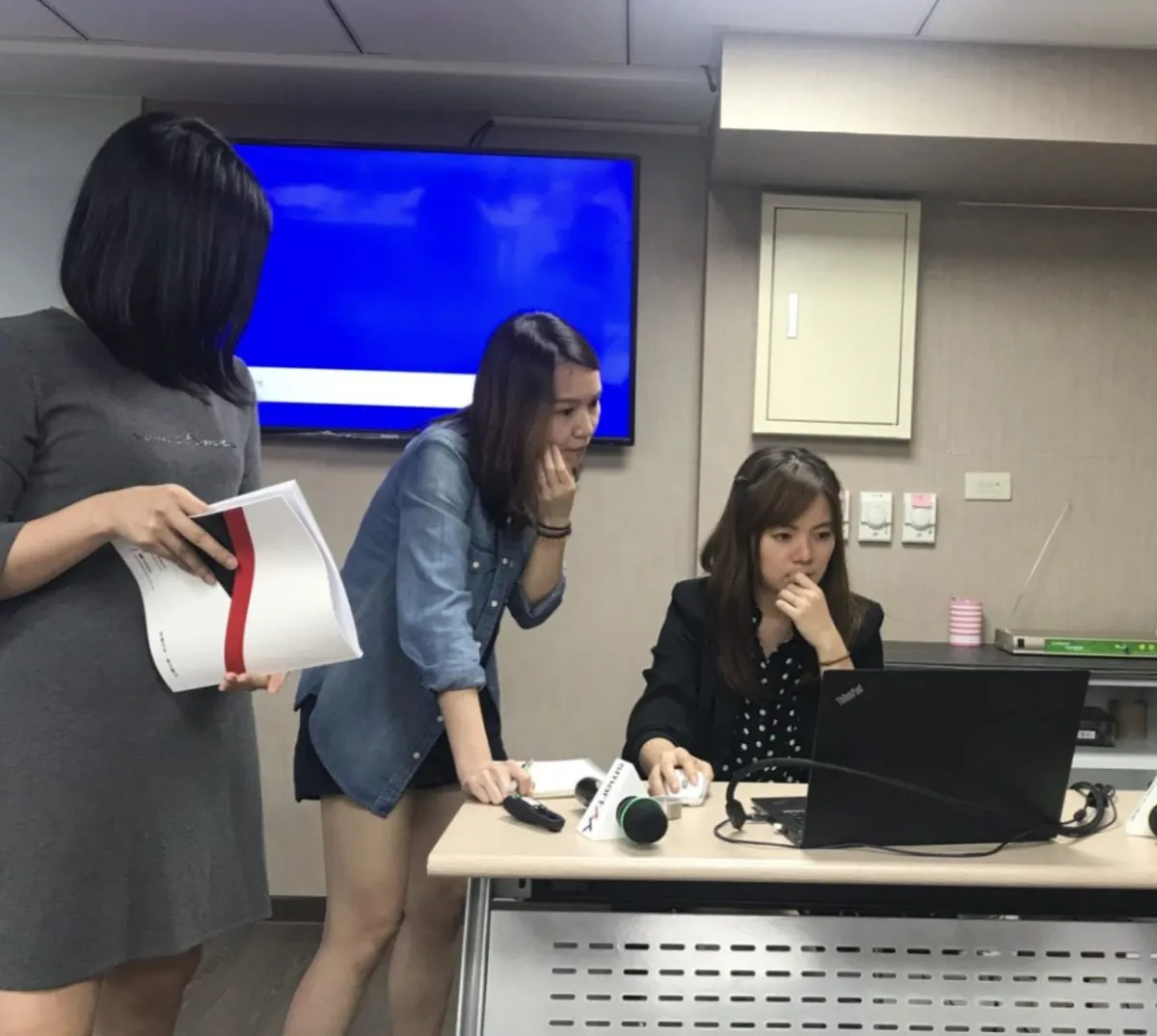 Vivi 在學員身旁示範操作